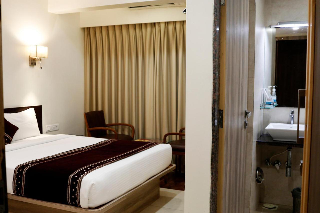 The Myriad Hotel Bhayandar Esterno foto