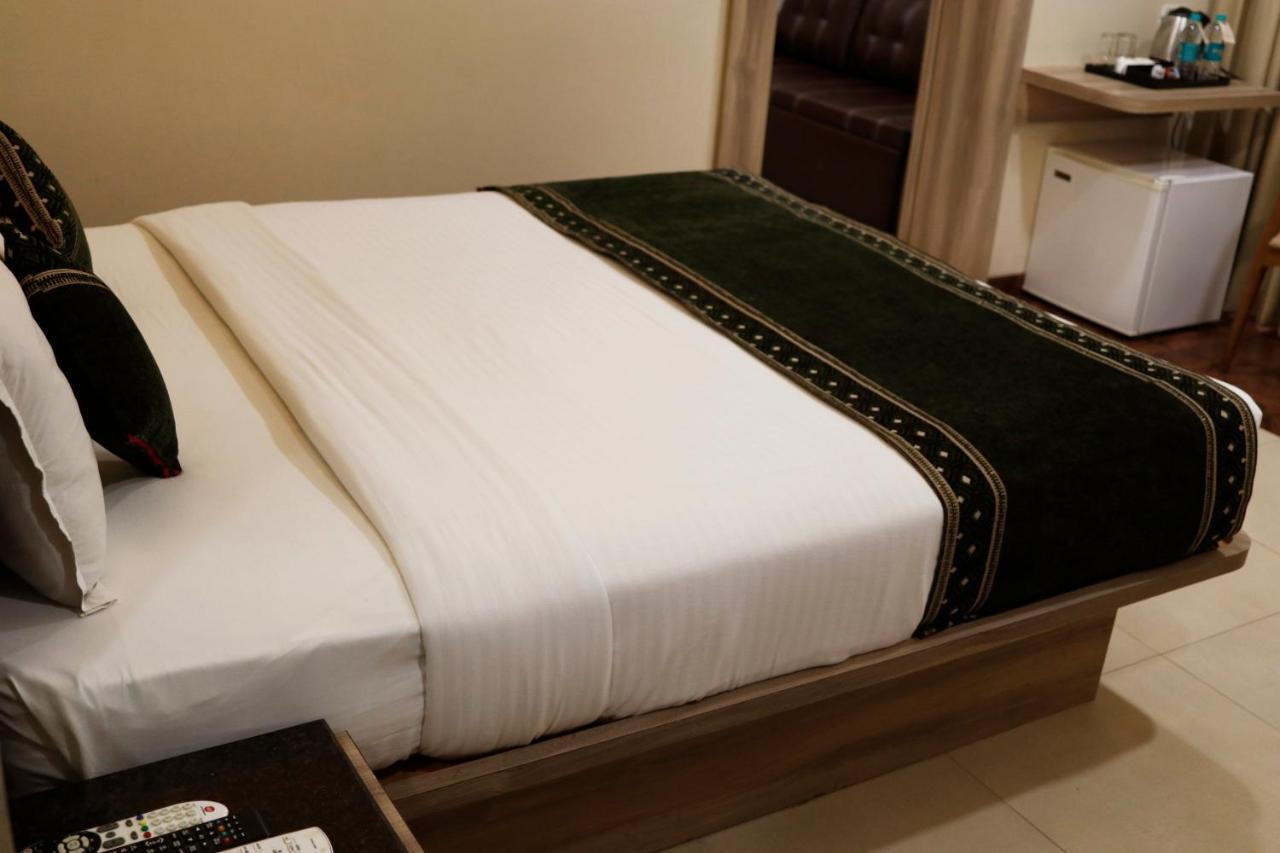 The Myriad Hotel Bhayandar Esterno foto