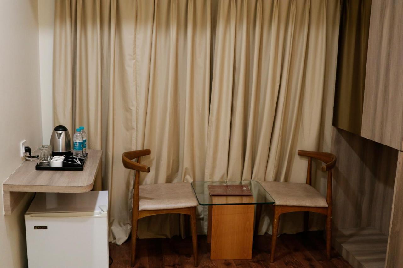 The Myriad Hotel Bhayandar Esterno foto